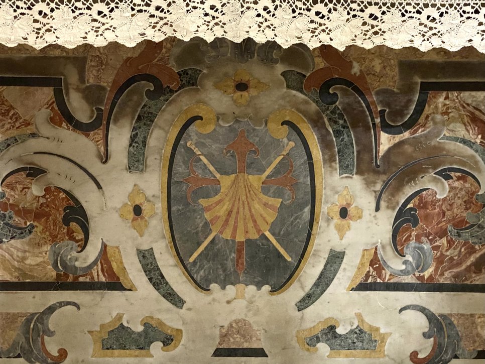Emblem of the Confraternity of San Giacomo degli Spagnoli, 17th century, polychrome marble. Naples, San Giacomo degli Spagnoli (photo Susanne Kubersky)